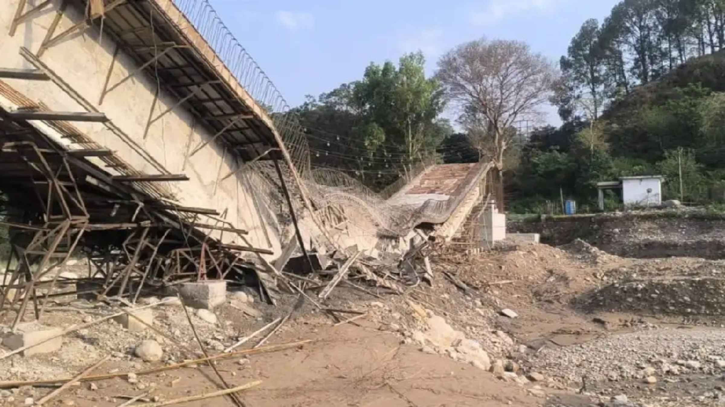 करोड़ों की लागत और पहली बारिश भी न झेल सका पुल: कांगड़ा में भ्रष्टाचार या कुदरत का कहर? जांच के आदेश Himachal Pradesh Kangra News