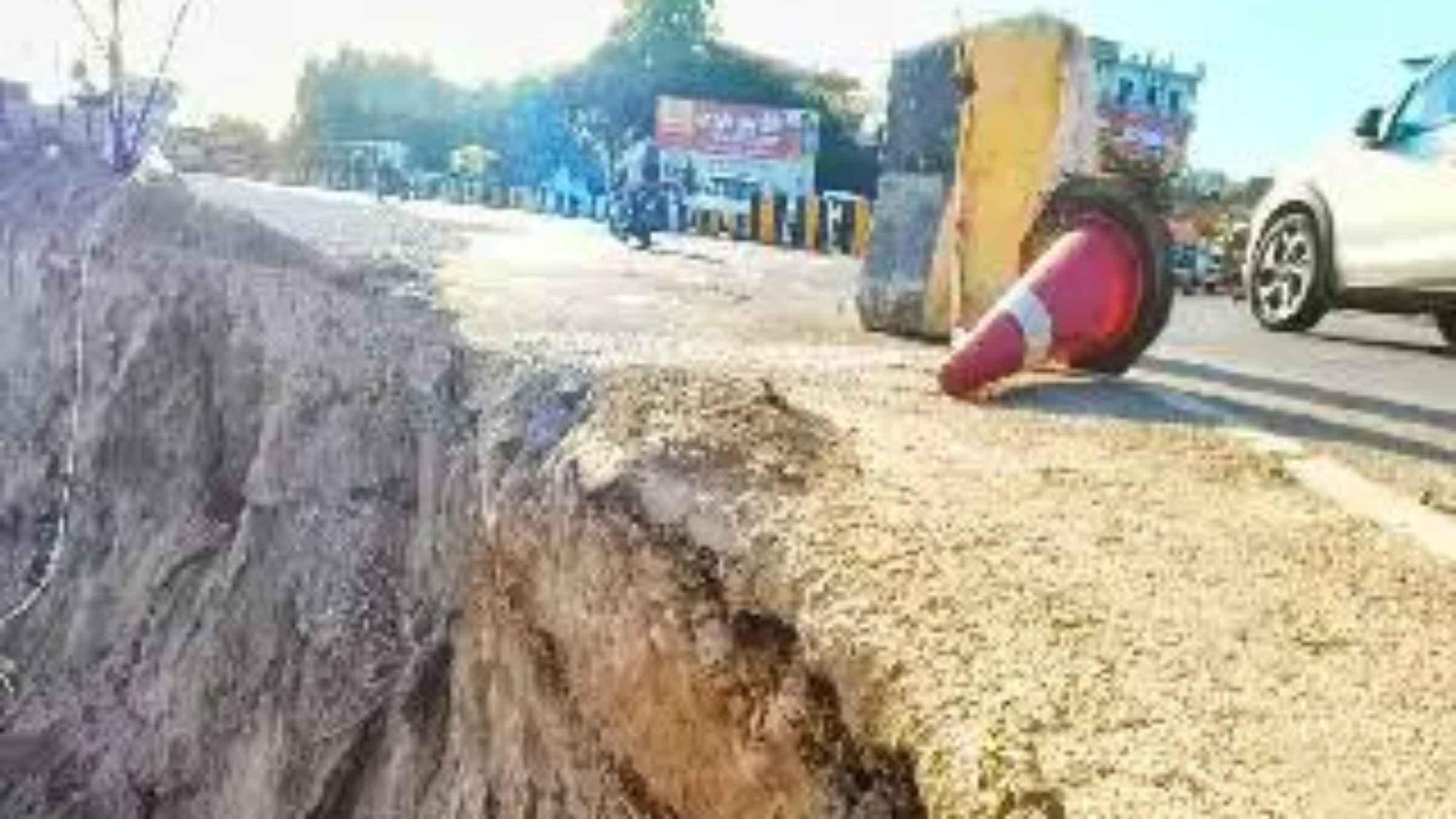 अवैध खनन माफियाओं के आगे लाचार हुई पुलिस, ओवरलोड ट्रैक्टरों की वजह से रोजाना हो रहे भीषण सड़क हादसे Illegal Sand Mining Road Accident News
