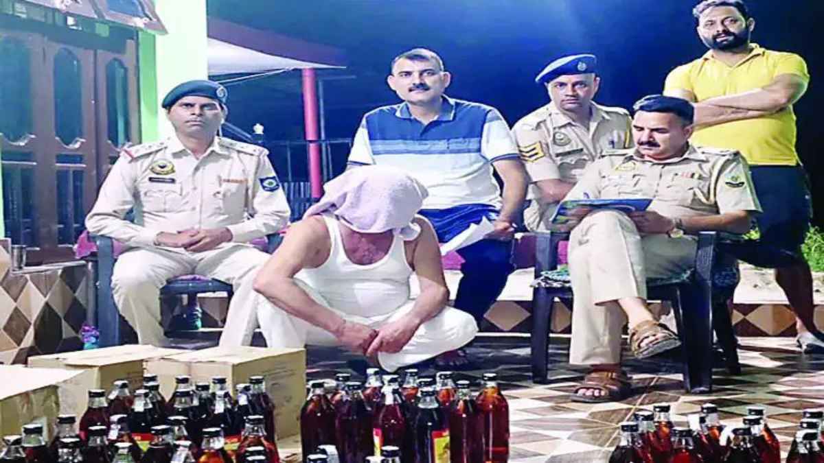 Himachal Election Alert: पंचायती चुनाव से ठीक पहले देहरा पुलिस की बड़ी रेड, भारी मात्रा में पकड़ी गई अवैध शराब Illegal liquor recovered