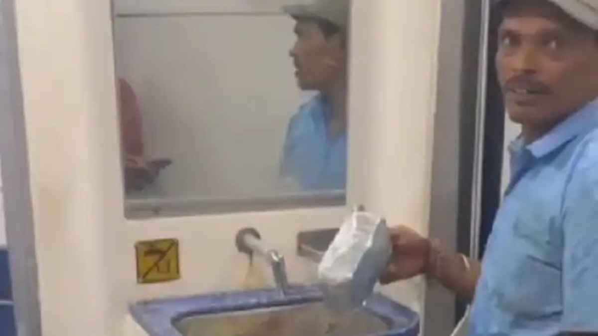 ट्रेन के टॉयलेट में धुल रहे थे यात्रियों के बर्तन, वीडियो देख कांप जाएगी रूह, एक्शन में सरकार IndianRailways
