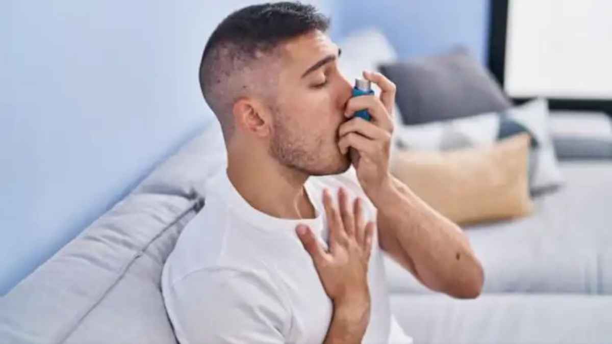 दिल्ली में वायु प्रदूषण का कहर: अस्थमा और COPD के मामलों में भारी उछाल, इनहेलर के इस्तेमाल पर विशेषज्ञों की बड़ी चेतावनी InhalerSideEffects