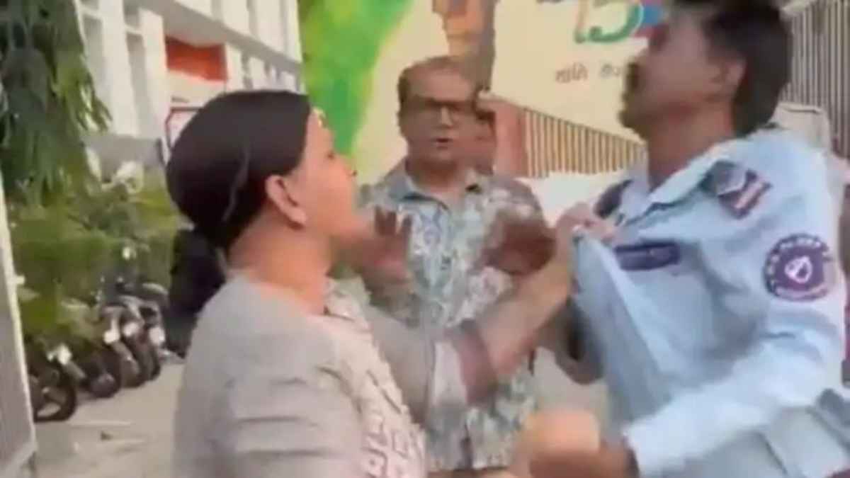 कीर्ति नगर: थाने के सामने महिला ने गार्ड को सरेआम पीटा, मूकदर्शक बनी पुलिस पर भड़के लोग JusticeForSecurityGuard