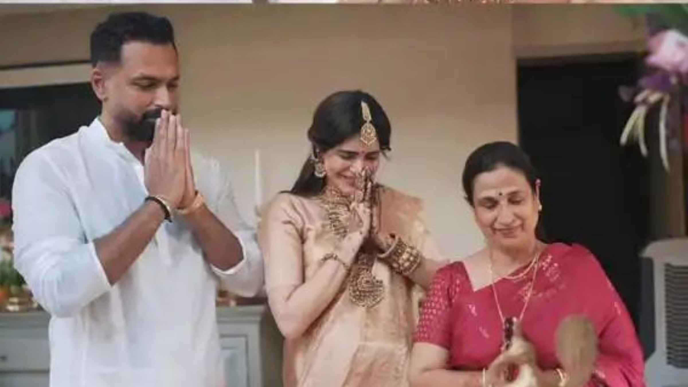 शादी के चार साल बाद गूंजने वाली है किलकारी, करिश्मा तन्ना की गोदभराई में उमड़ा प्यार, पिंक साड़ी में ढाया कहर Karishma Tanna Entertainment News
