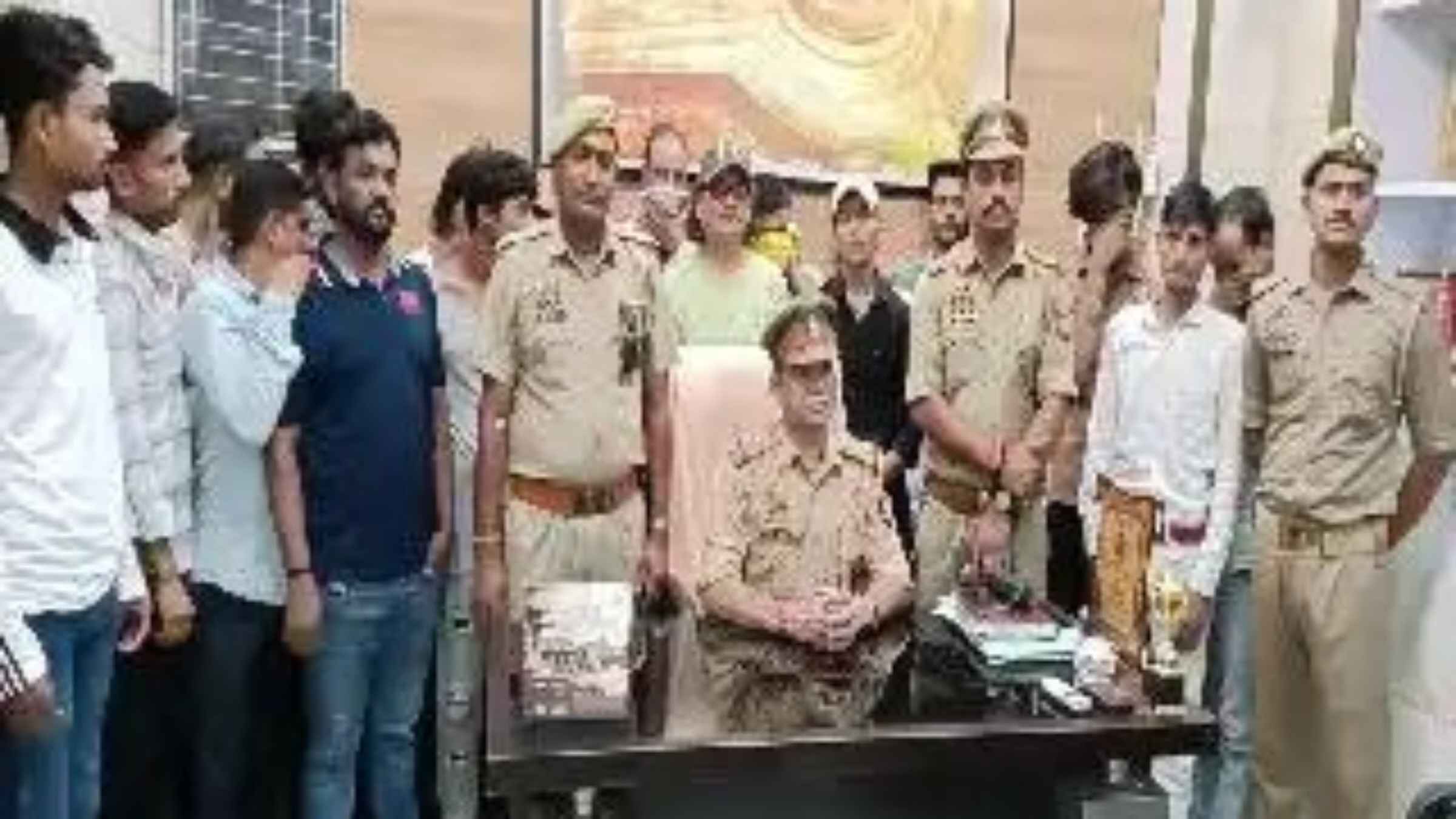 Varanasi News: काशी विश्वनाथ मंदिर में स्पर्श दर्शन के नाम पर ठगी, पुलिस ने दबोचे 25 बड़े दलाल, देखें पूरी लिस्ट Kashi Vishwanath Temple