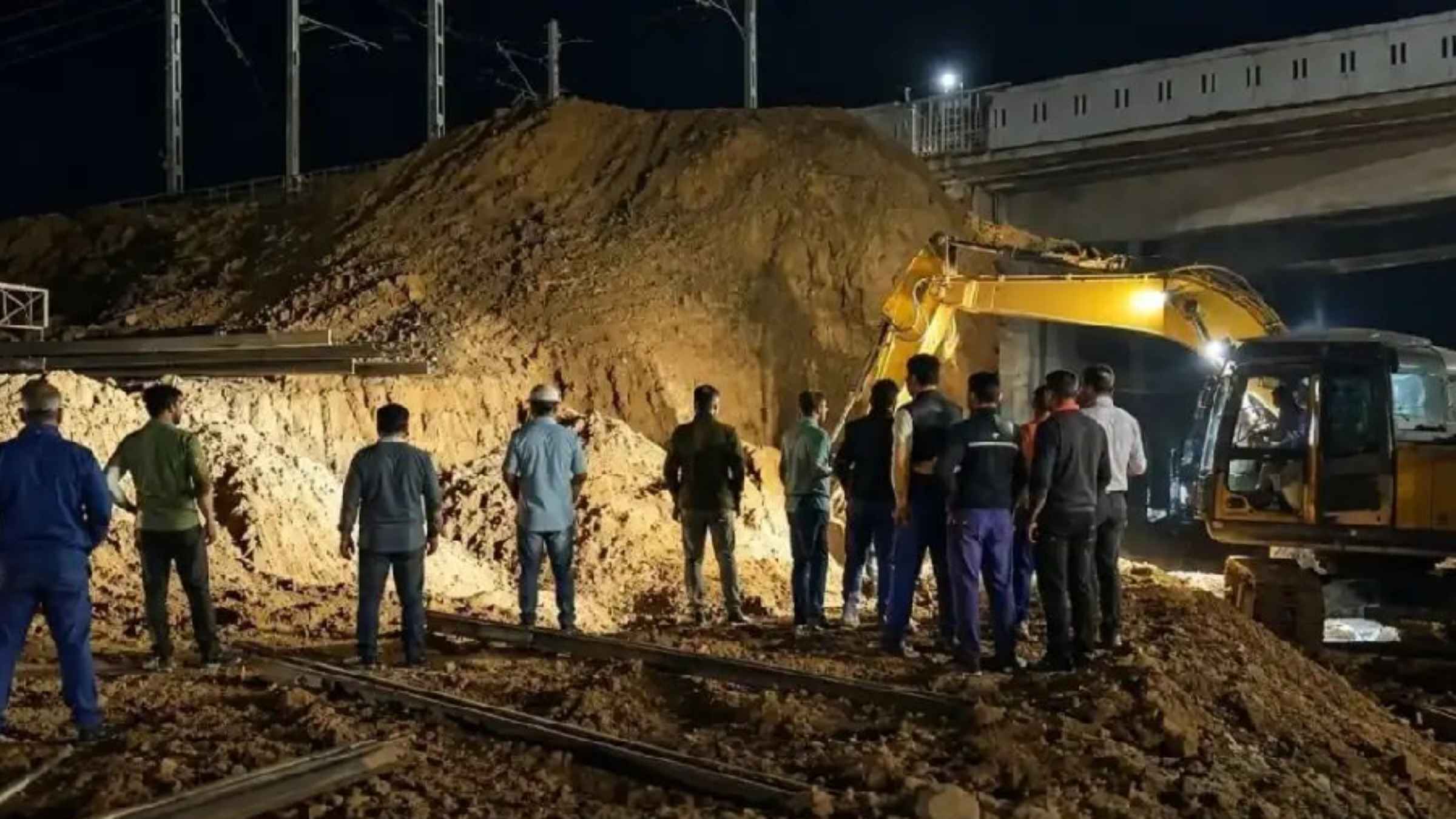 कोटा में दिल्ली-मुंबई रेल लाइन पर बड़ा हादसा, अंडरपास निर्माण के दौरान मिट्टी ढहने से दो रेलवे इंजीनियरों की दर्दनाक मौत Kota Railway Accident