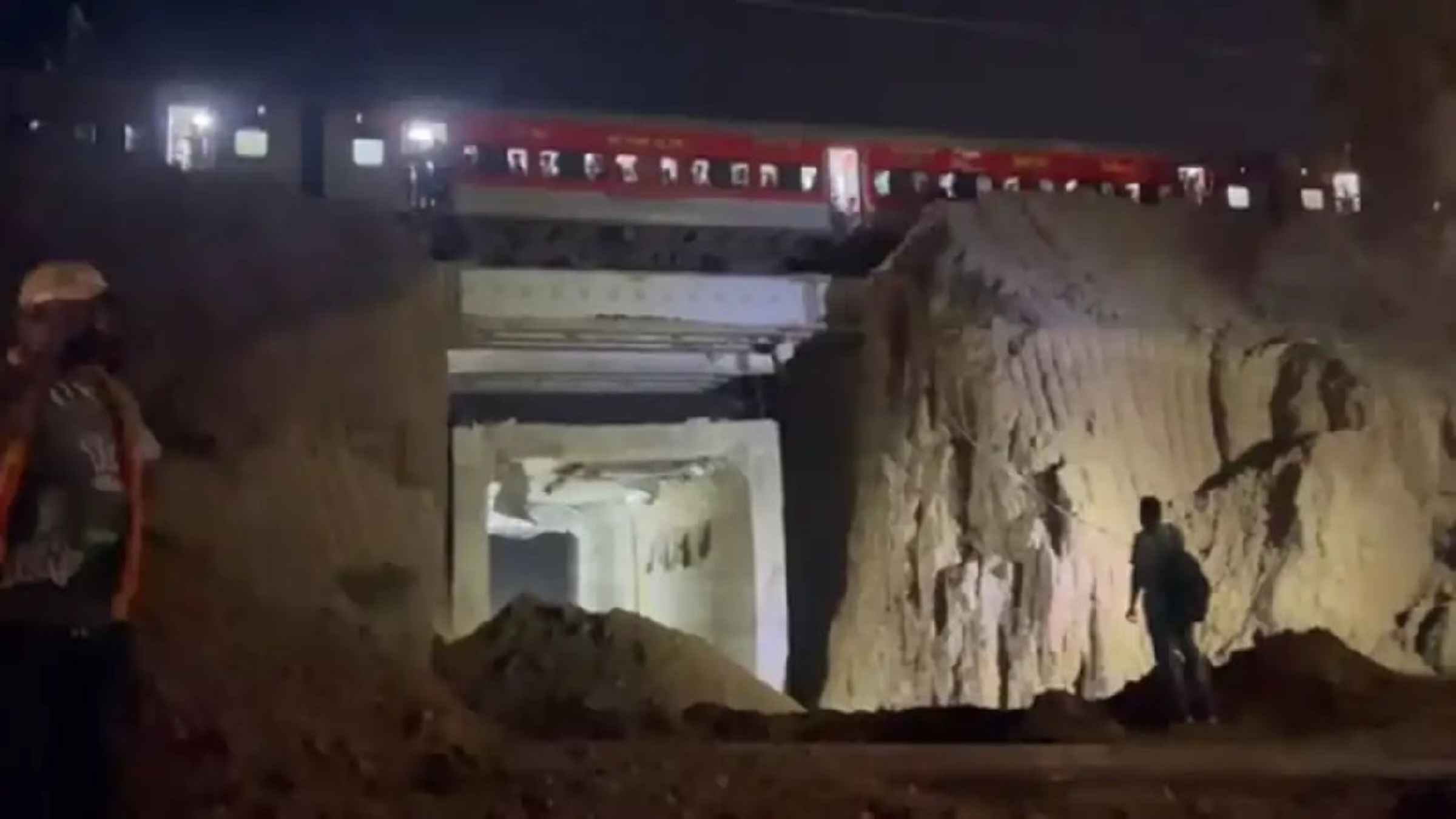 कोटा में दरा घाटी के पास अंडरपास निर्माण के दौरान बड़ा हादसा, अचानक मिट्टी धंसने से एलएंडटी कंपनी के दो इंजीनियरों की मौत Kota Underpass Accident
