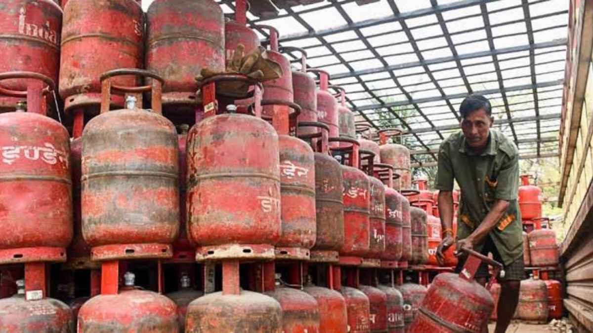 LPG Cylinder Price Today: पेट्रोल-डीजल की मार के बीच रसोई गैस उपभोक्ताओं के लिए बड़ी राहत, जानें अपने शहर के नए दाम LPG Gas Price