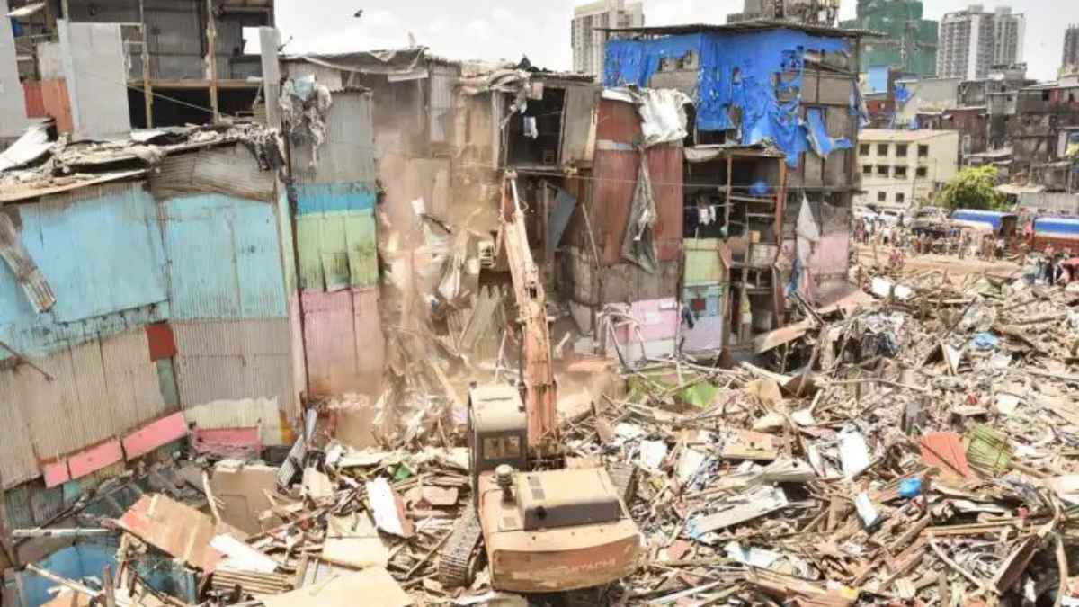 मुंबई के बांद्रा में बुलडोजर का एक्शन, अतिक्रमण हटाने के दौरान पुलिस पर पथराव, 18 गिरफ्तार LawAndOrder