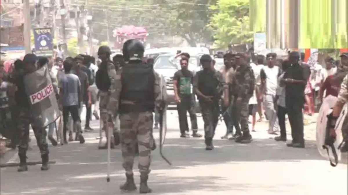 मुर्शिदाबाद में पुलिस पर ग्रामीणों का जानलेवा हमला: आरोपित को छुड़ा ले गए उपद्रवी, इलाके में भारी तनाव LawAndOrder