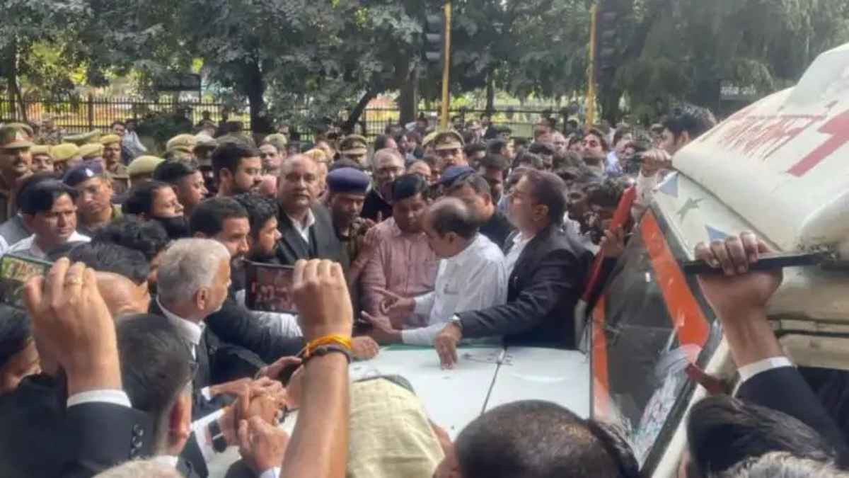 कानपुर में वकीलों की हड़ताल खत्म: बुधवार से काम पर लौटेंगे अधिवक्ता, लाठी बांटने वाले वकील को नोटिस LawyersStrike