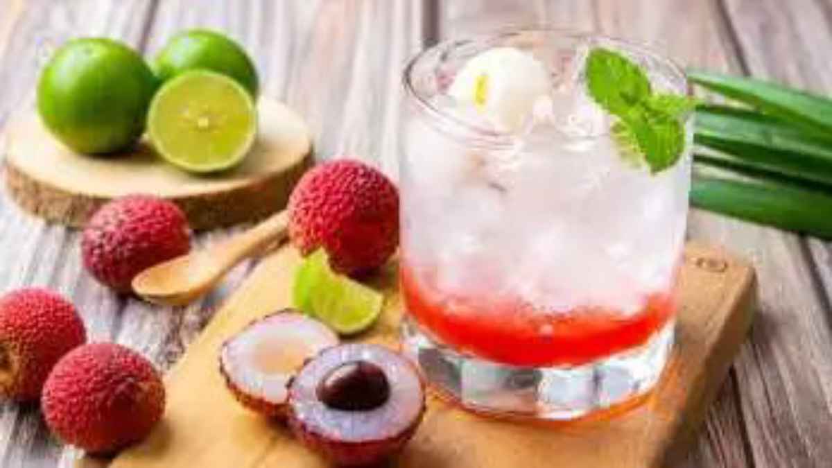 गर्मियों की दोपहर में पिएं ताजगी से भरपूर ‘लीची ड्रिंक’, मिनटों में दूर होगी थकान और शरीर को मिलेगी इंस्टेंट ठंडक LitchiCooler