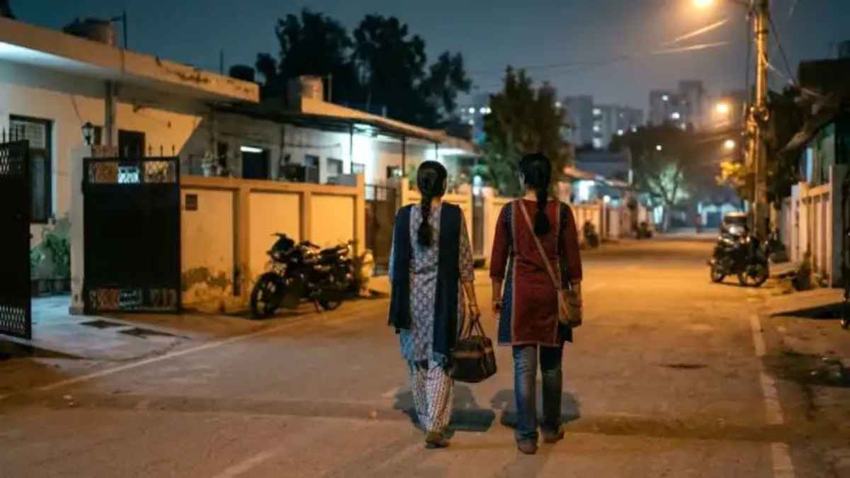 स्मार्टफोन के दौर में रिश्तों की बदलती परिभाषा: प्रेम विवाह के लिए घर छोड़ने वाली बेटियों की संख्या में भारी उछाल LoveMarriage