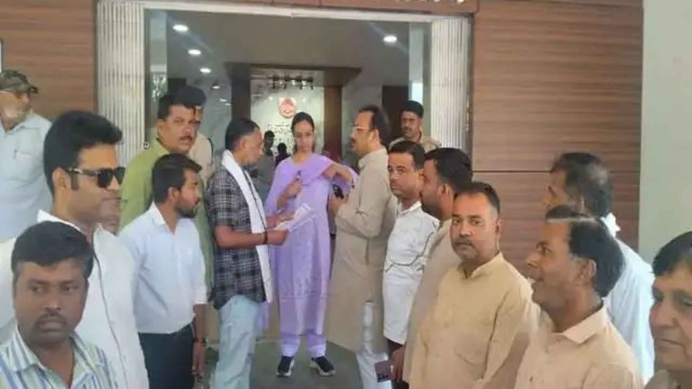 भ्रष्टाचार से तंग आकर कांग्रेस नेता ने उठाया अब तक का सबसे खौफनाक कदम, कलेक्टर को सौंपा भारतीय नागरिकता त्यागने का अनोखा आवेदन Madhya Pradesh Politics