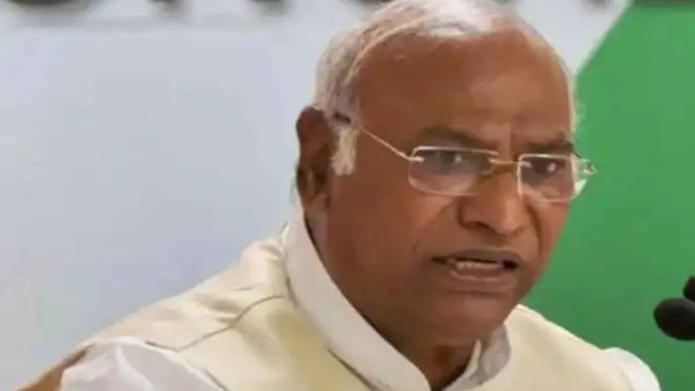 ईंधन की बढ़ती कीमतों पर भड़के कांग्रेस अध्यक्ष मल्लिकार्जुन खरगे, केंद्र पर लगाया ‘फ्यूल लूट’ और जनता की जेब पर डकैती का बड़ा आरोप Mallikarjun Kharge Attacks Modi Government