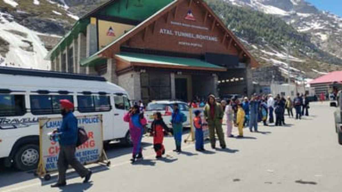 मनाली में उमड़ा पर्यटकों का भारी सैलाब, कोकसर में लगा लंबा जाम, जानिए रोहतांग पास कब खुलेगा? Manali Tourists