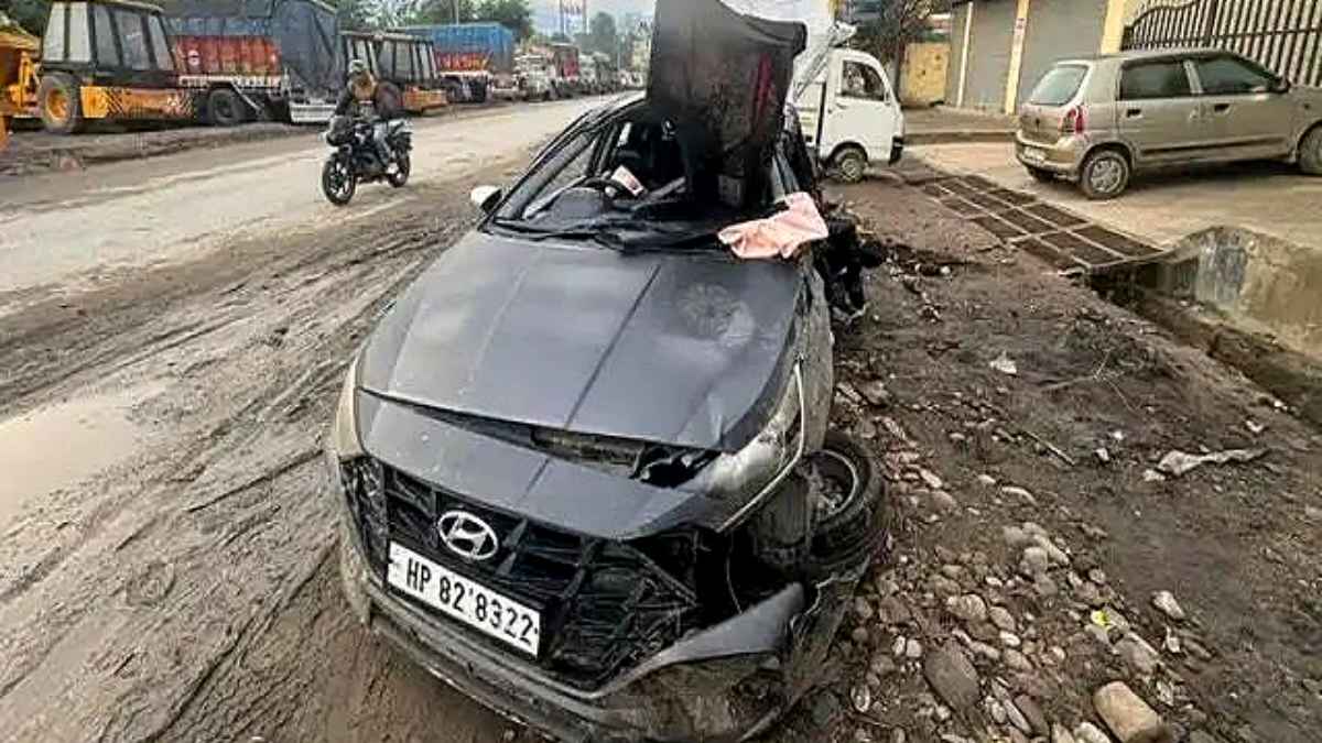 हिमाचल प्रदेश के मंडी में भीषण सड़क हादसा, कार और हाइड्रा की टक्कर में तीन की मौत Mandi Accident