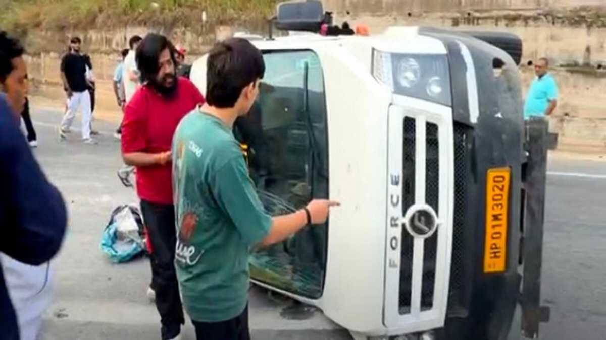 मंडी-मनाली हाईवे पर बड़ा हादसा, तेज रफ्तार ट्रैवलर पलटी, चीख-पुकार के बीच पांच लोग घायल Mandi Road Accident