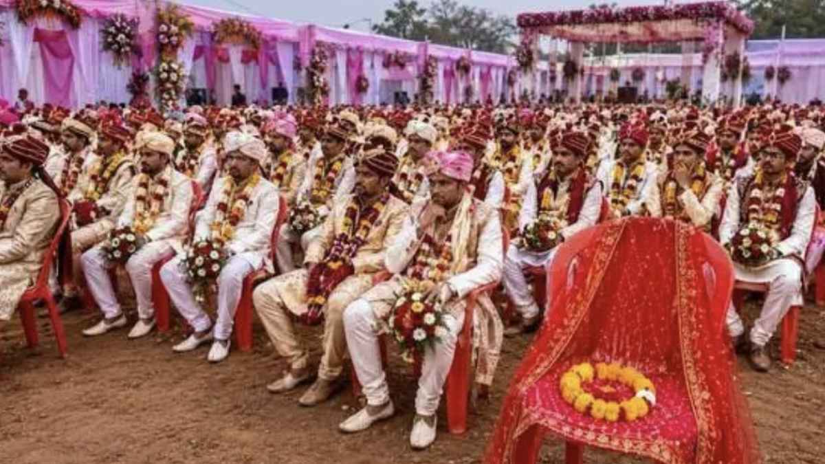 Dewas Fraud News: दुल्हन की आस में बारात लेकर पहुंचे 42 दूल्हे, शादी मंडप में उड़ गए होश, लाखों की ठगी का सनसनीखेज खुलासा Mass Marriage Fraud