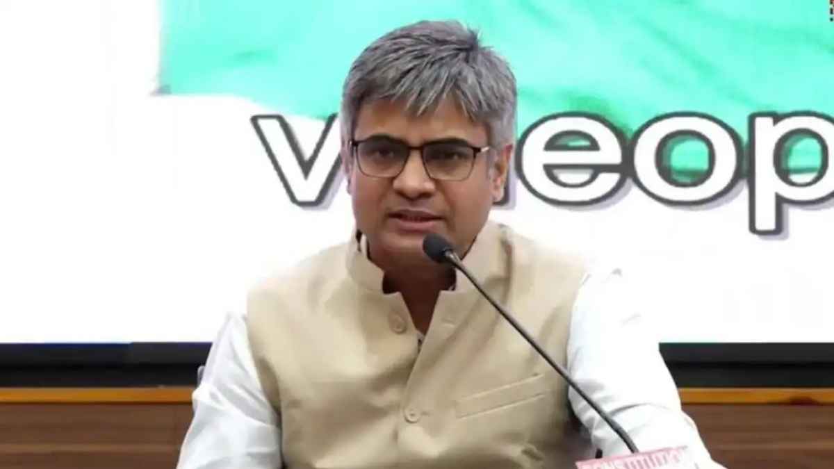 राज्यसभा सांसद संदीप पाठक की गिरफ्तारी का खतरा! सरकारी घर के पिछले दरवाजे से हुए गायब, मोबाइल भी बंद Member of Parliament Sandeep Pathak