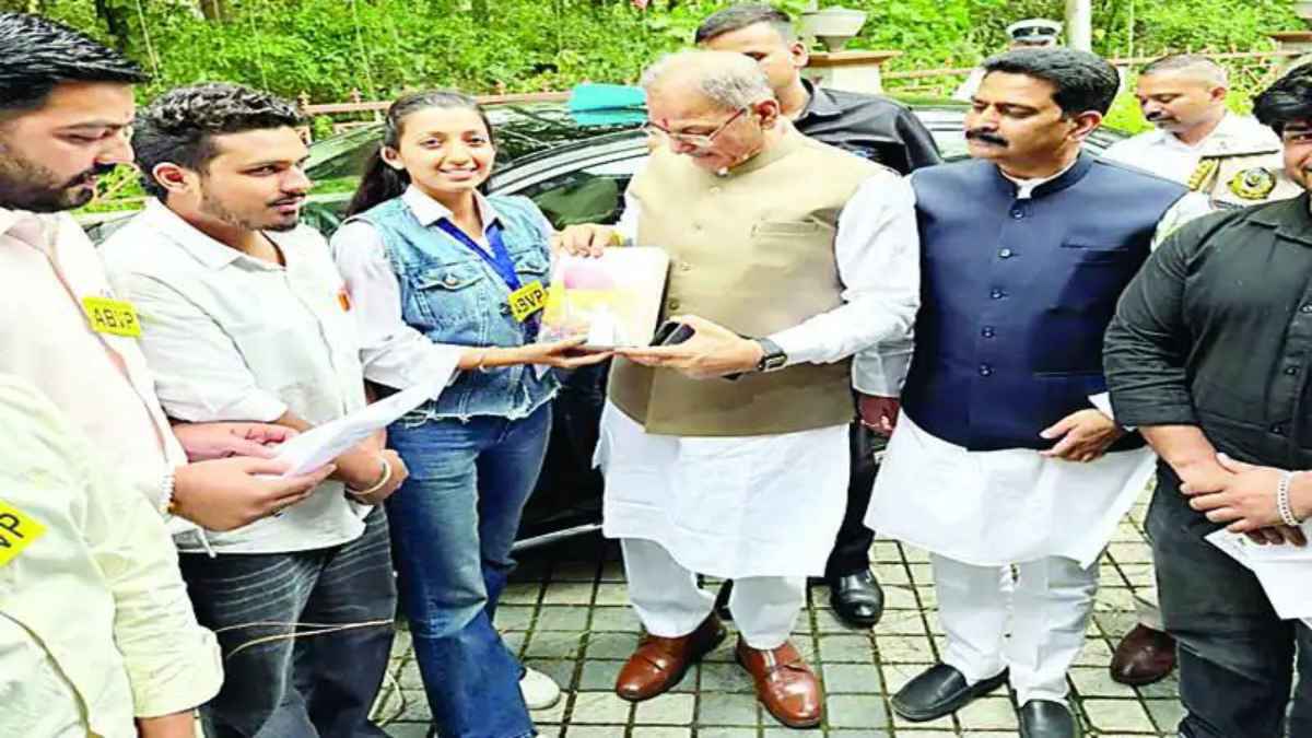 सरदार पटेल विश्वविद्यालय की मांगों को लेकर ABVP मुखर, राज्यपाल को सौंपा ज्ञापन, भूमि हस्तांतरण और नियुक्तियों पर जोर Memorandum submitted to Governor Kavinder Gupta