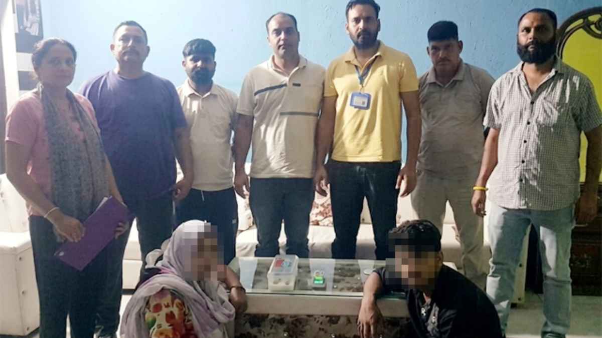 सिलाई मशीन के पीछे छिपा था मौत का सामान, पुलिस ने मां-बेटे को रंगे हाथों दबोचा Mother and son arrested with drugs