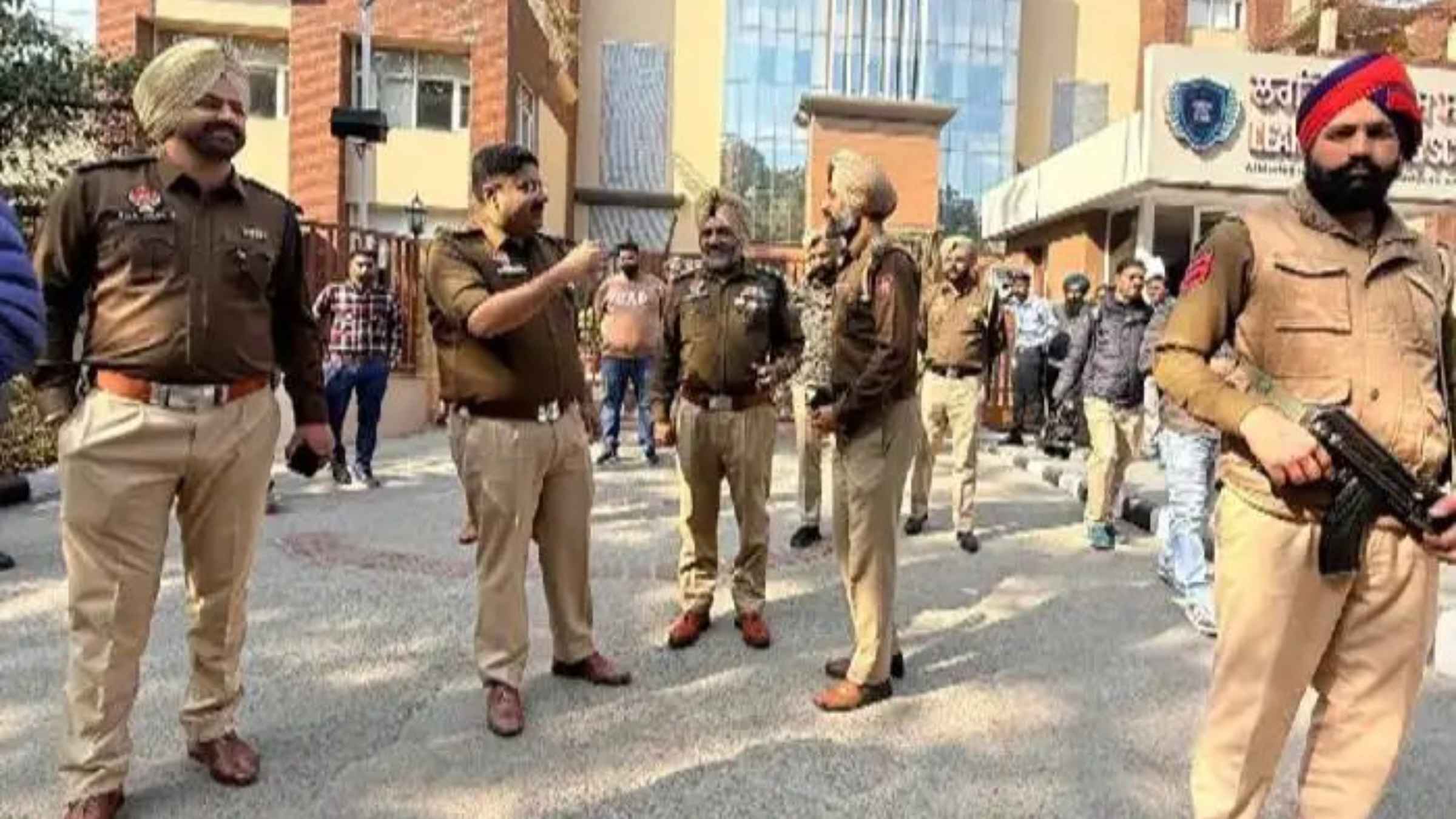 मुंबई एयरपोर्ट पर सुरक्षा एजेंसियों का बड़ा एक्शन, बंबीहा गैंग के दो खूंखार गैंगस्टर गिरफ्तार, फ्लाइट पकड़ने से ठीक पहले दबोचे Mumbai Airport Arrest