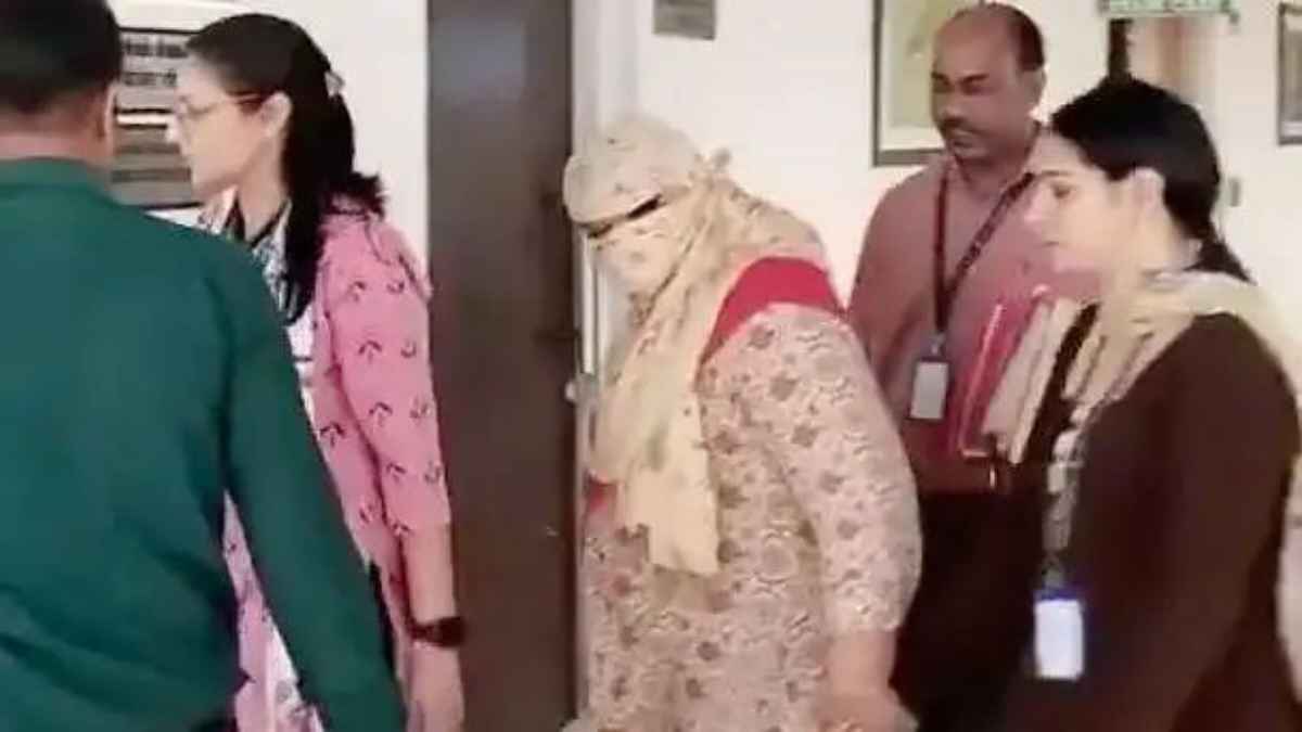 NEET पेपर लीक मामले में एक और बड़ी गिरफ्तारी! पुणे की सीनियर प्रोफेसर मनीषा मांढरे को सीबीआई ने दबोचा, अब तक 9 आरोपी अरेस्ट NEETPaperLeak