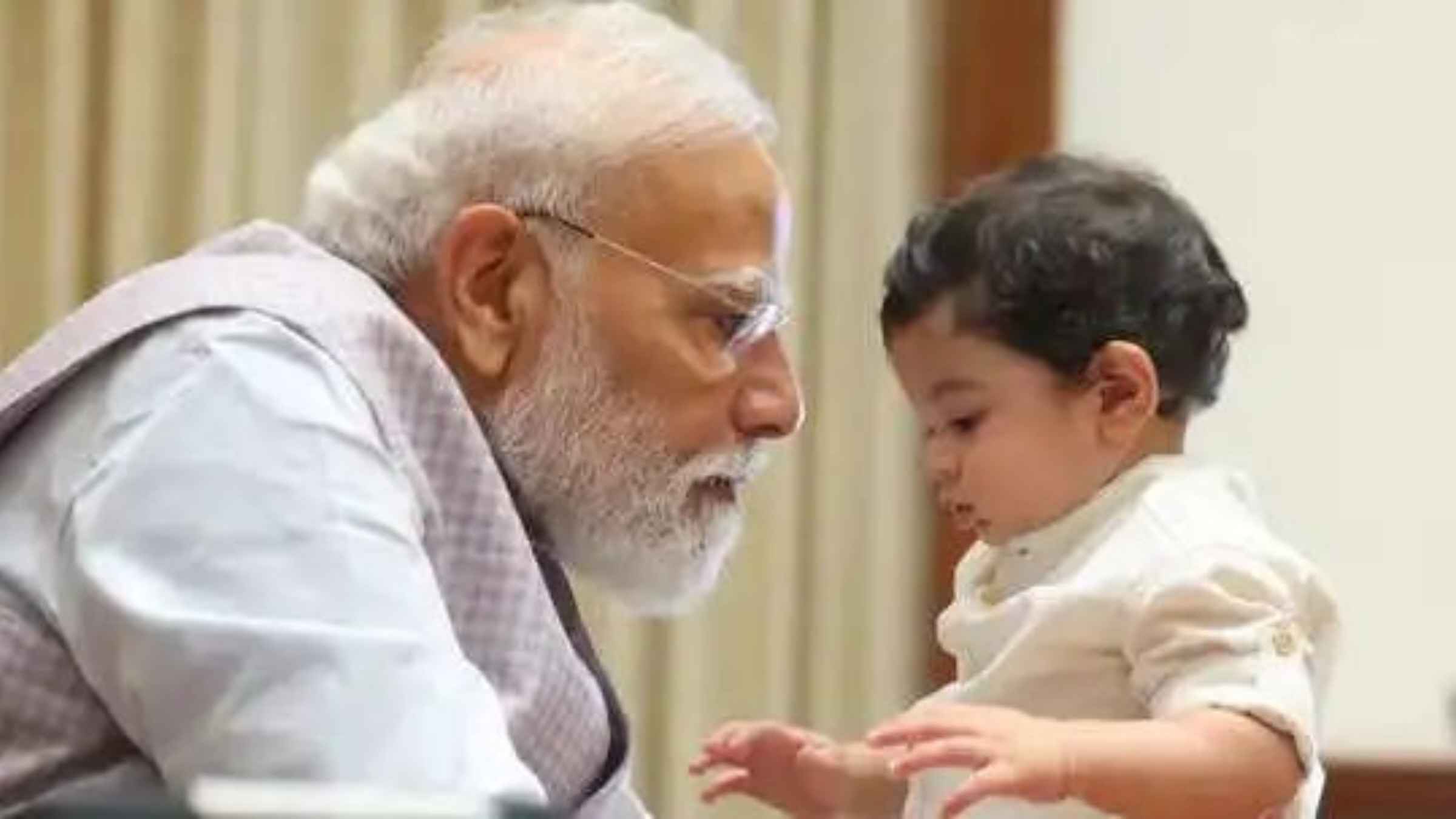 पीएम कार्यालय में अचानक पहुंचे दो नन्हे मेहमान, मेज पर चढ़कर खेलने लगा बच्चा तो पीएम मोदी ने किया ऐसा व्यवहार Narendra Modi