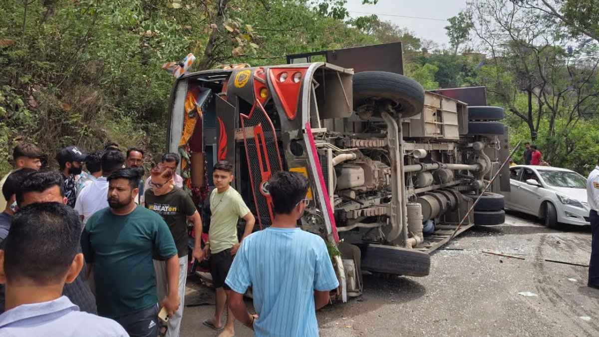 हिमाचल में चीख-पुकार: चलती बस में ड्राइवर को आया हार्ट अटैक, बेकाबू होकर पलटी ‘देवी दर्शन’ बस! कई लोग घायल Nurpur Bus Accident