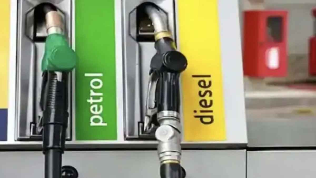 Petrol Diesel Price: आम आदमी की जेब पर चली कैंची, 5 दिन में दूसरी बार बढ़े पेट्रोल-डीजल के दाम, चेक करें नई दरें Petrol Diesel Price Hike