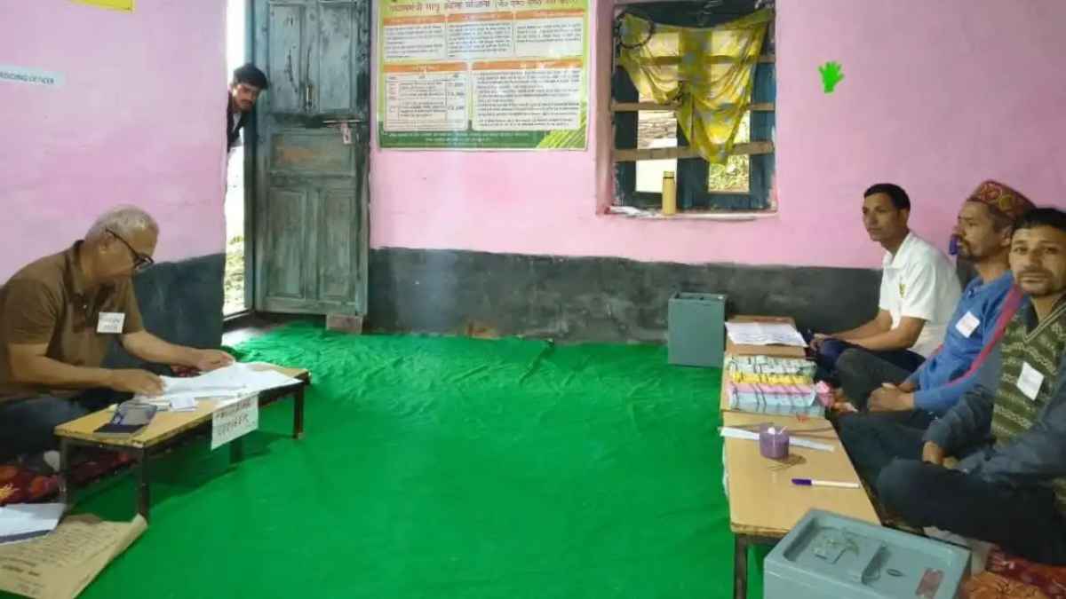 पंचायत चुनाव में दिखा अनोखा नजारा, कुर्सियां हटाईं गईं और फर्श पर बैठकर हुआ मतदान, वजह जान चौंक जाएंगे Polling in Kullu