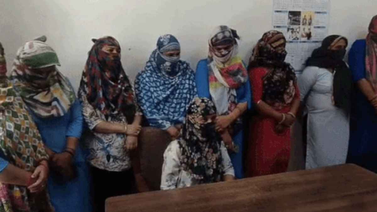 अस्पताल या टॉर्चर रूम? बार-बार अश्लील बातें करता था डॉक्टर, महिला स्टाफ ने किया हंगामा; आरोपी ने मांगी माफी Poly Clinic