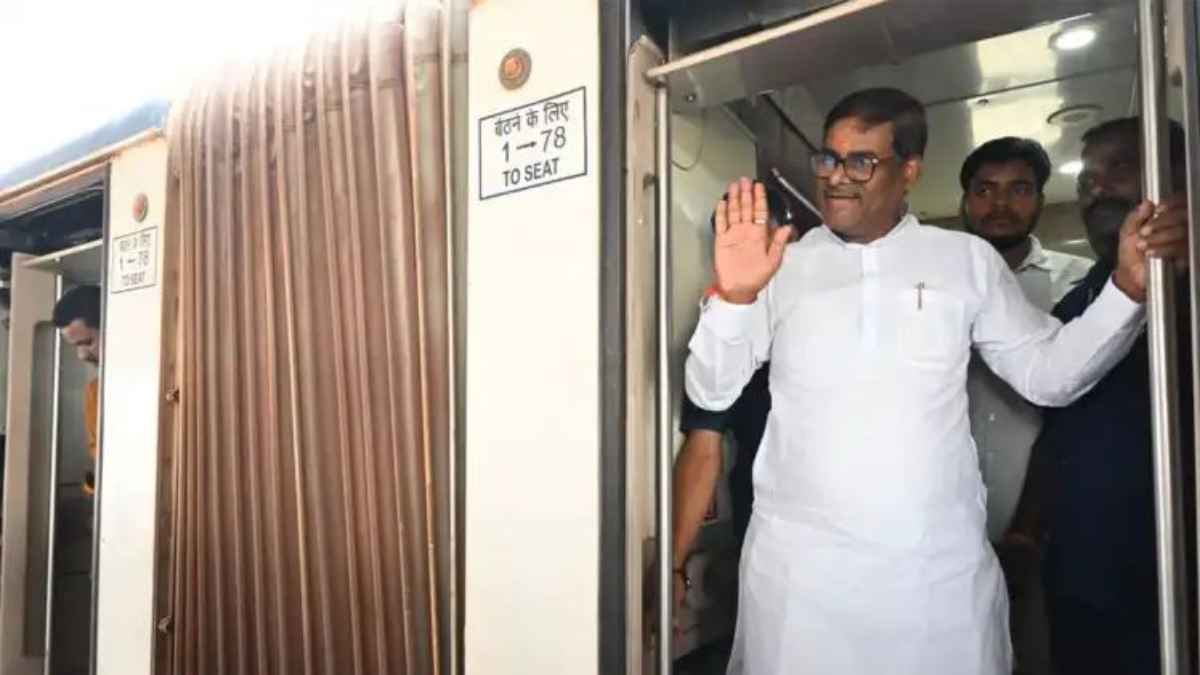 काफिला छोड़ा, ट्रेन पकड़ी! बिहार के मंत्री प्रमोद कुमार ने पेश की सादगी की मिसाल, ऊर्जा बचत के लिए चुना ‘वंदे भारत’ का सफर PramodKumar