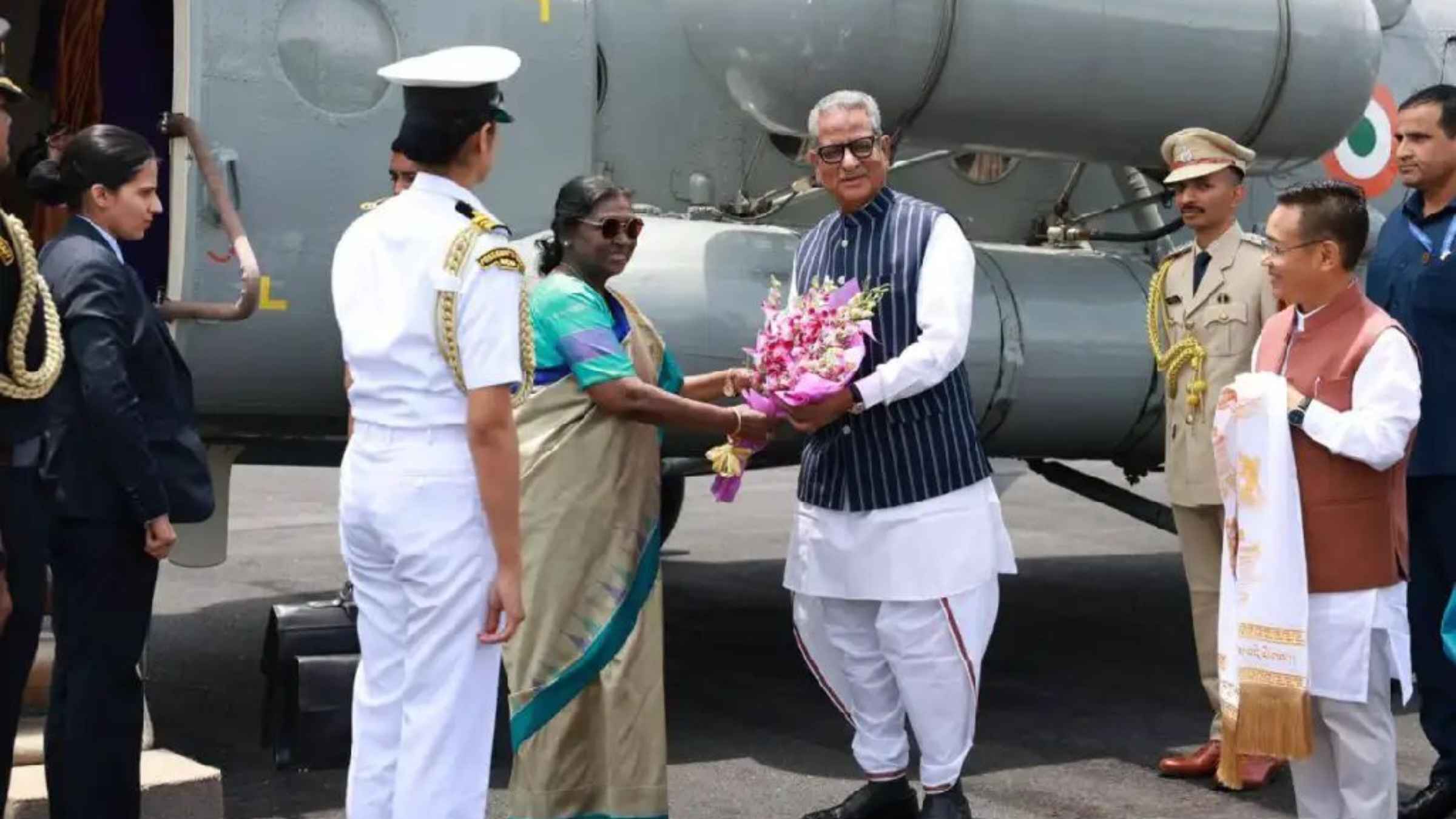 सिक्किम पहुंचीं राष्ट्रपति द्रौपदी मुर्मू, महिलाओं को देंगी बड़ा तोहफा और चीन सीमा पर सेना का बढ़ाएंगी हौसला President Droupadi Murmu Sikkim Tour News