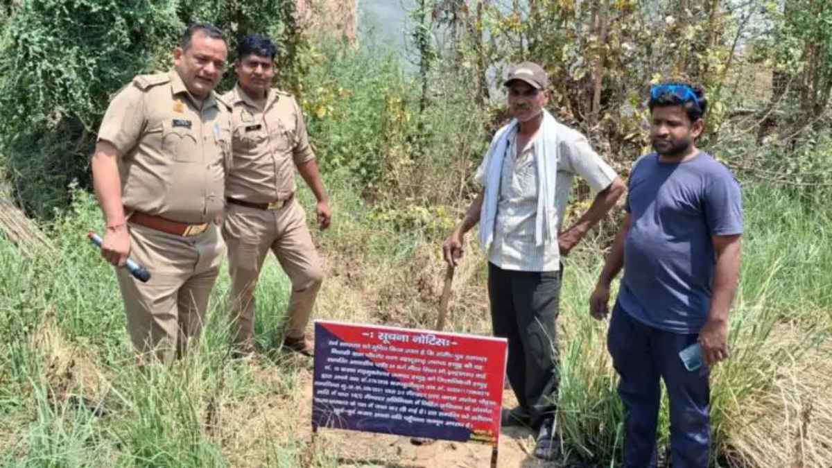Hapur News: करोड़ों की ठगी करने वाले गैंगस्टर पर बड़ा एक्शन, पुलिस ने कुर्क की 25 लाख की संपत्ति PropertyAttachment