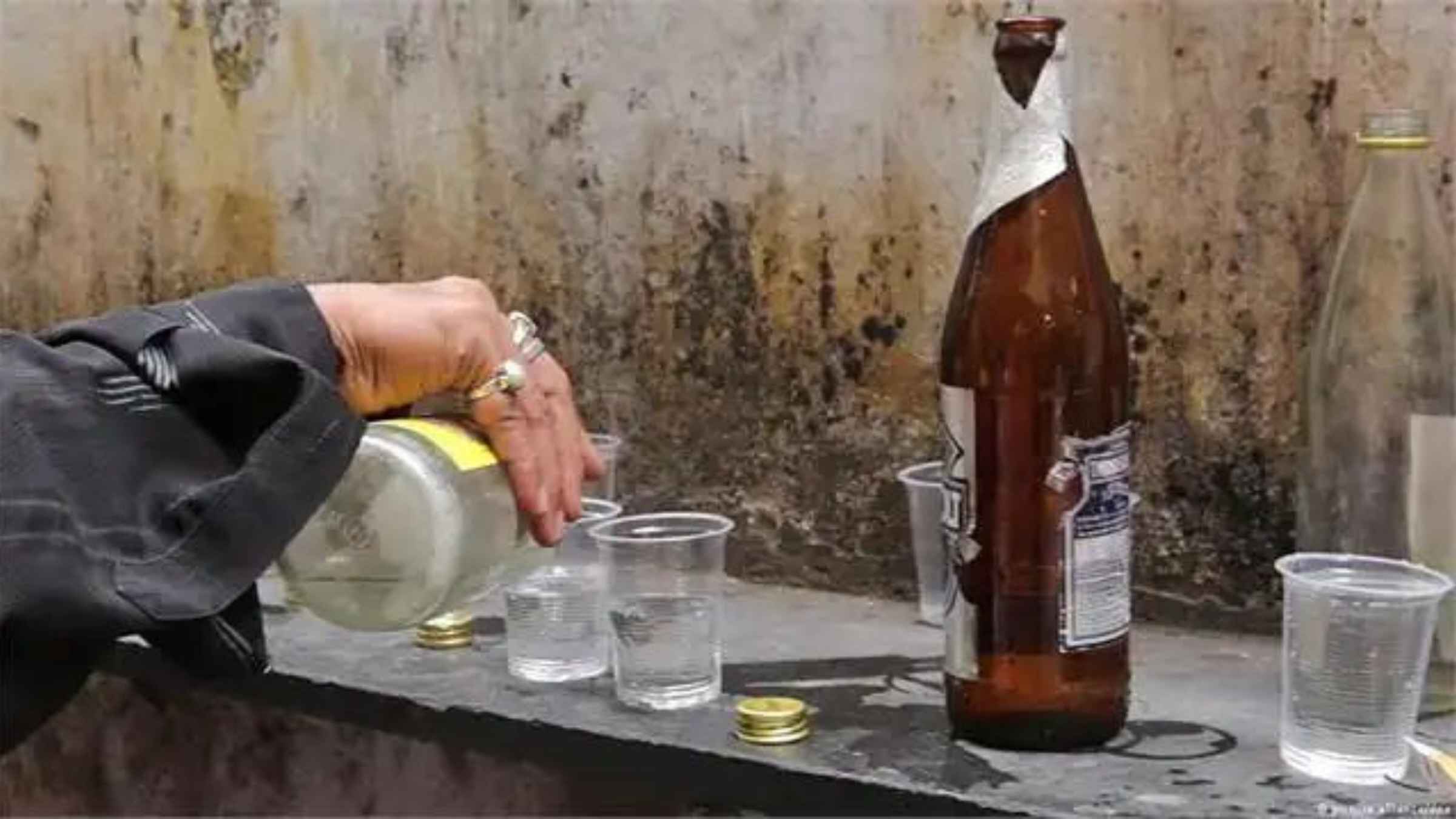 Pune Liquor Tragedy: पुणे में जहरीली शराब का तांडव, 15 लोगों की दर्दनाक मौत से मचा हड़कंप, मुख्य आरोपी गिरफ्तार Pune Crime Pune News