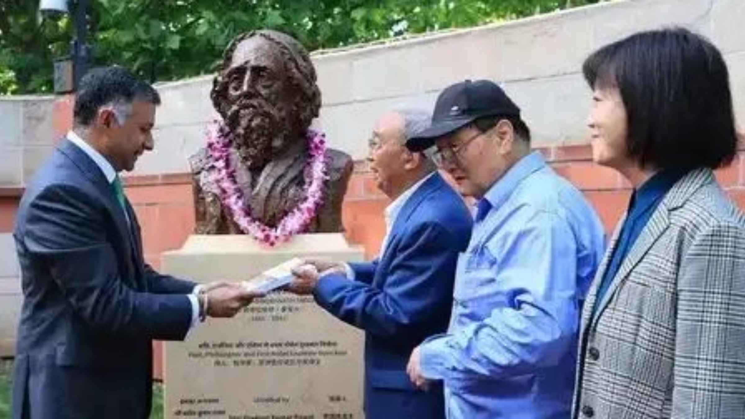 Rabindranath Tagore Jayanti 2026: चीन में गूंजा गुरुदेव रवींद्रनाथ टैगोर का अमर संगीत, पेइचिंग स्थित भारतीय दूतावास में जुटी दुनिया, क्यों भावुक हुए लोग? Rabindranath Tagore