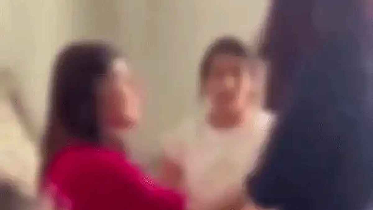 Video: ग्रेटर नोएडा की निजी यूनिवर्सिटी में छात्रा से रैगिंग, मारपीट का वीडियो वायरल Ragging of a girl student in a private university