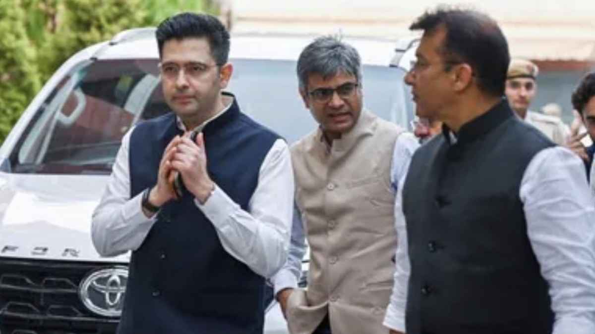 आम आदमी पार्टी में सबसे बड़ा धोखा! केजरीवाल ने जिसे सौंपी बगावत रोकने की जिम्मेदारी, वही निकला असली ‘मास्टरमाइंड’ Raghav Chadha and Sandeep Pathak
