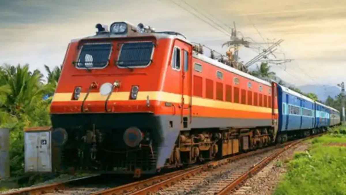 Taj Express Attack: ताज एक्सप्रेस पर लोहे के पाइप से हमला, कोच की खिड़की तोड़ अंदर घुसा प्रहार, दंपती लहूलुहान RailwaySecurity