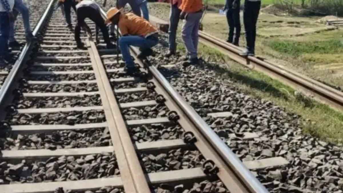 दिल्ली: स्कूल के समय की रंजिश में युवक को ट्रैक पर फेंका, पत्थर से कुचलने के बाद डॉक्टर को काटना पड़ा पैर RailwayTrackAttack