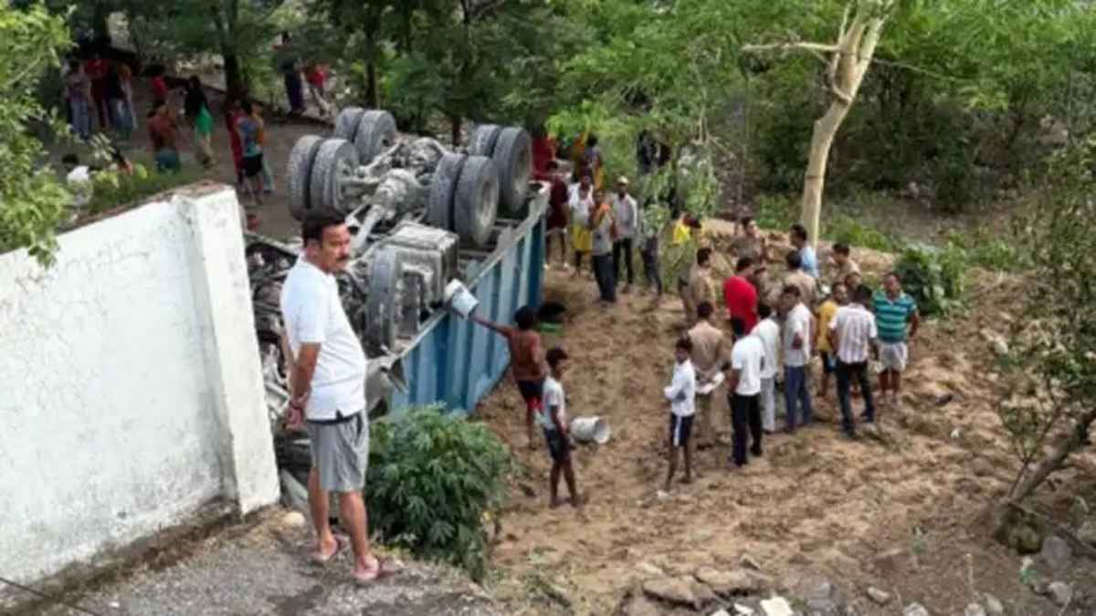 ऋषिकेश में अनियंत्रित डंपर 20 मीटर नीचे झोपड़ी पर गिरा, चालक और महिला की दर्दनाक मौत RishikeshAccident