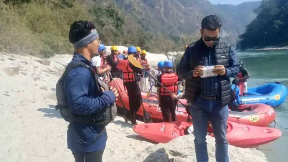 Rishidkesh Rafting Update: मुनिकीरेती में मौसम ने रोकी राफ्टिंग की रफ्तार, सुरक्षा नियमों की अनदेखी पर 4 कंपनियों पर बैन RishikeshRafting