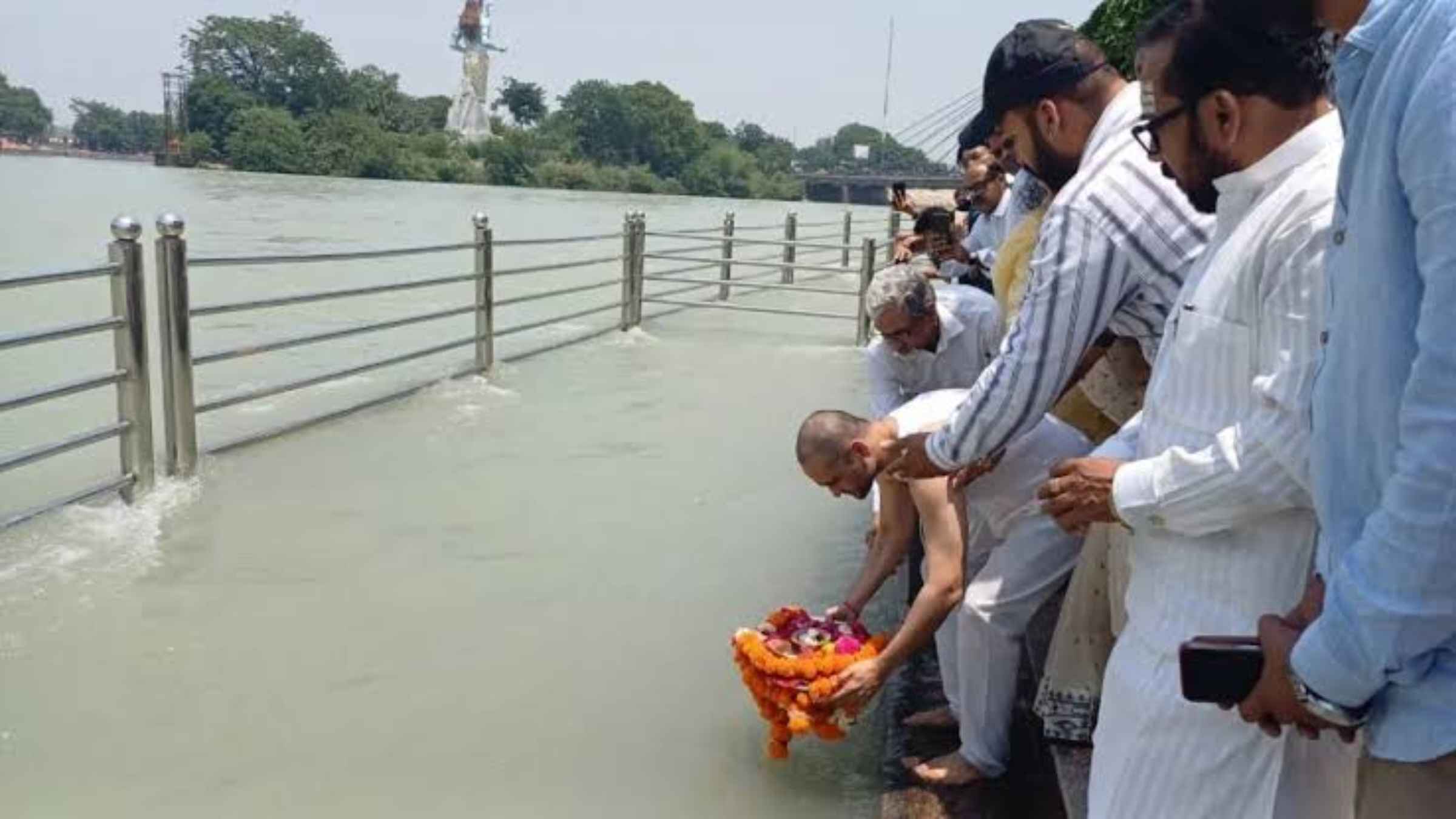 पूर्व भाजपा सांसद रीता बहुगुणा जोशी के पति पीसी जोशी की अस्थियां हरिद्वार में विसर्जित, नम आंखों से दी विदाई Rita Bahuguna Joshi husband