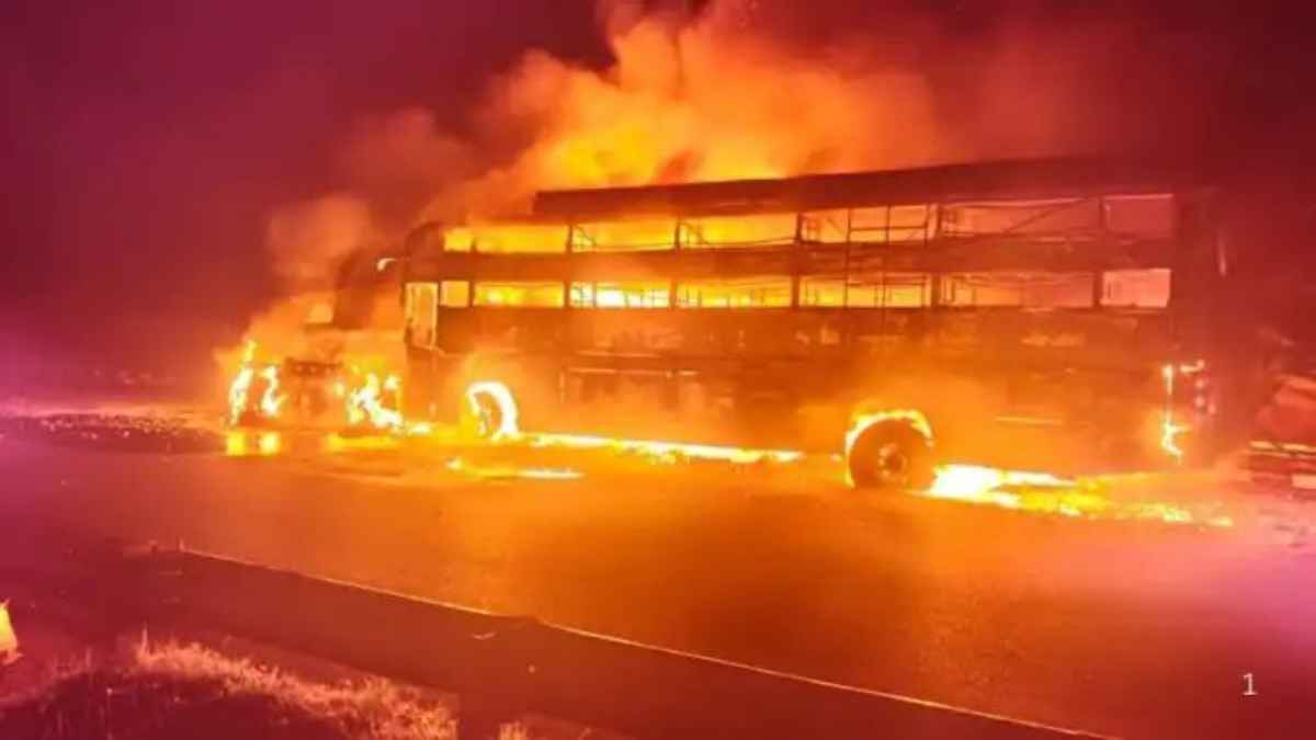 लखनऊ एक्सप्रेसवे पर रोंगटे खड़े कर देने वाली दुर्घटना: बस में लगी भीषण आग, चालक की जिंदा जलकर मौत RoadAccident