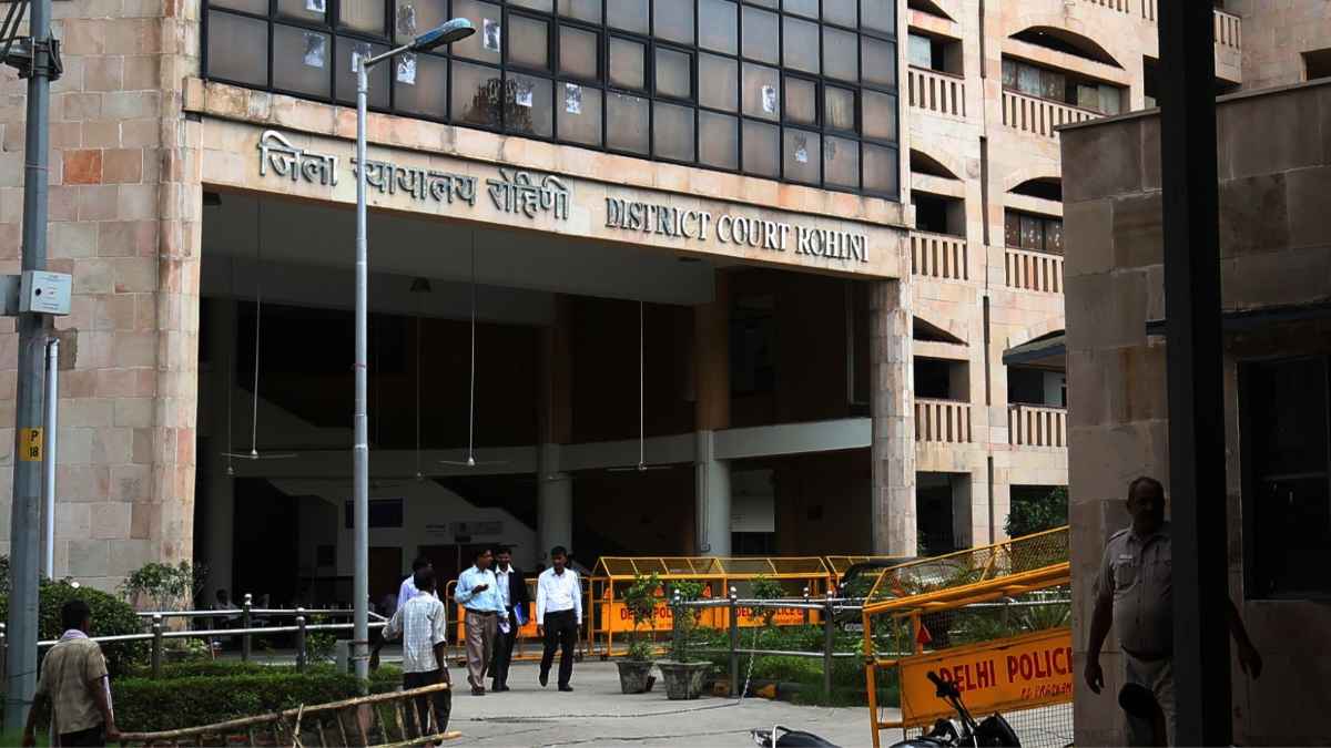 Rohini Court Lawyer and Judge Dispute viral video
