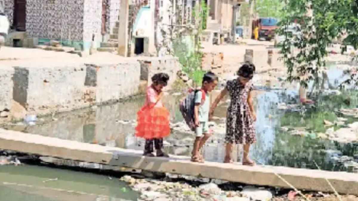 दिल्ली का बुराड़ी: आजादी के 78 साल बाद भी बच्चे जान जोखिम में डालकर पार करते हैं नाला SchoolChildren
