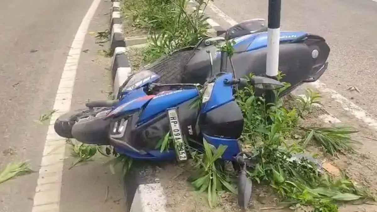 Shimla Highway Accident: तेज रफ्तार का कहर, कंडाघाट में डिवाइडर से टकराई स्कूटी, दर्दनाक हादसे में इकलौते चिराग की मौत Scooty Accident