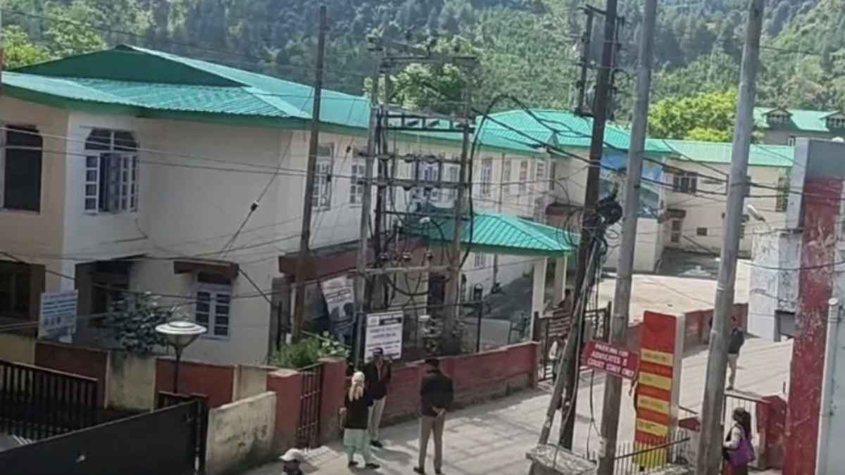 शिमला: रोहड़ू अदालत और एसडीएम दफ्तर को बम से उड़ाने की धमकी, लक्कड़ बाजार में मिले पोस्टर Shimla Bomb Threat