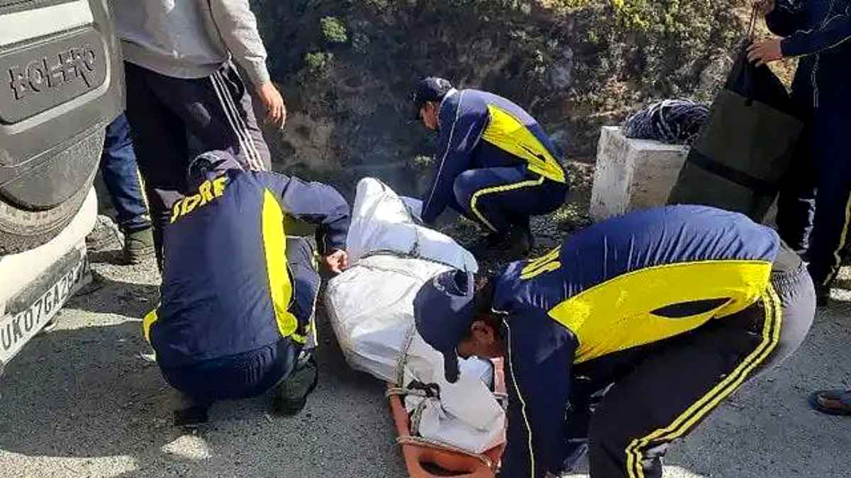 हिमाचल प्रदेश के सिरमौर में दर्दनाक सड़क हादसा, खाई में कार गिरने से चार की मौत Sirmaur Accident